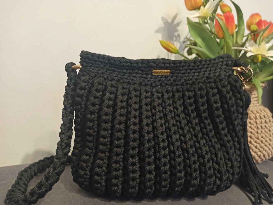 Czarna torebka listonoszka