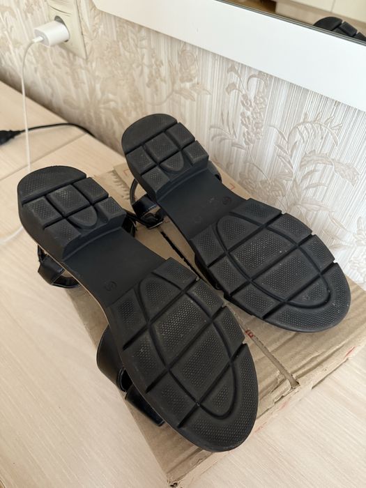 Чорні босоніжки 40 розмір