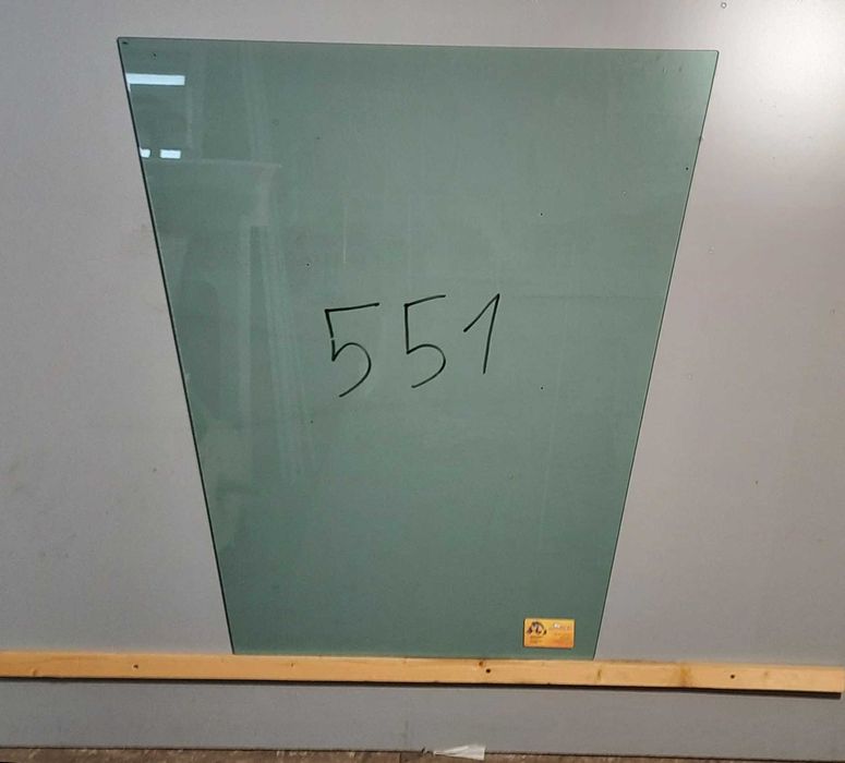 szyba Komatsu WA 320-5 - przednia środkowa  nr 551