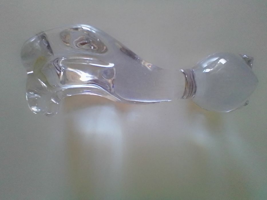 Buda esculpido em pedra e gato em cristal