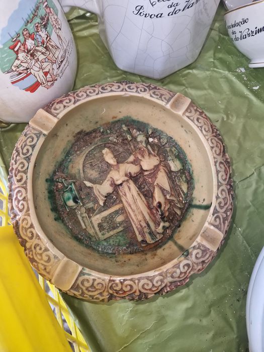 Castiçais de vela grossa e cinzeiro