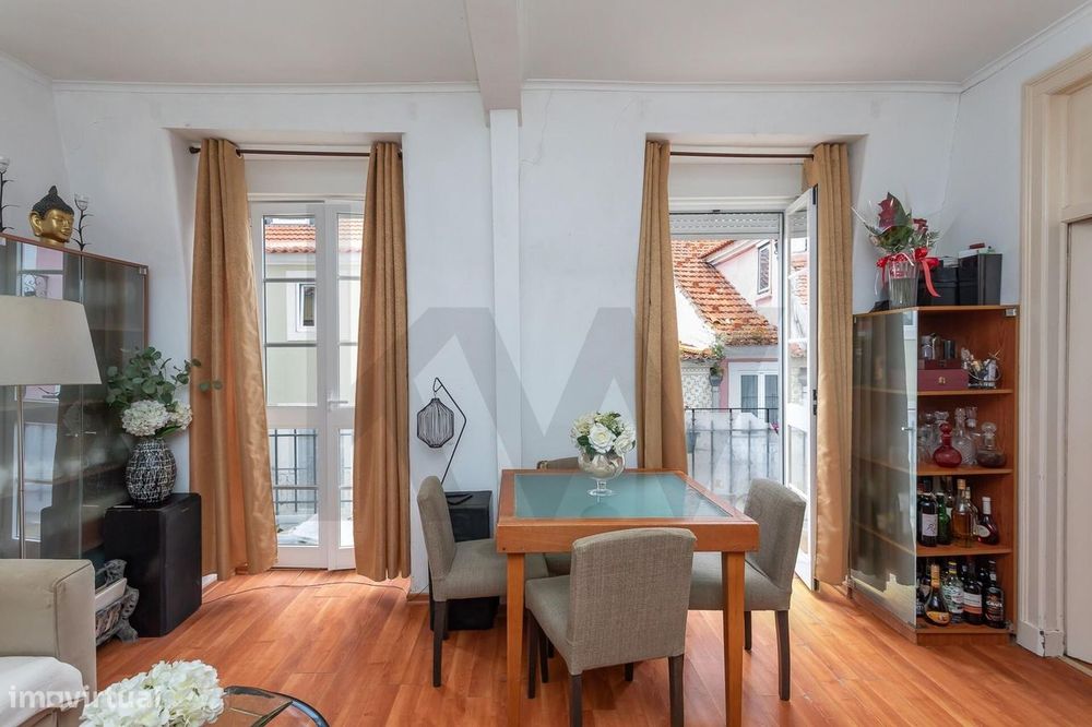 Vende-se T3 na Calçada de Santana com vista Rio Tejo e cidade Lisboa