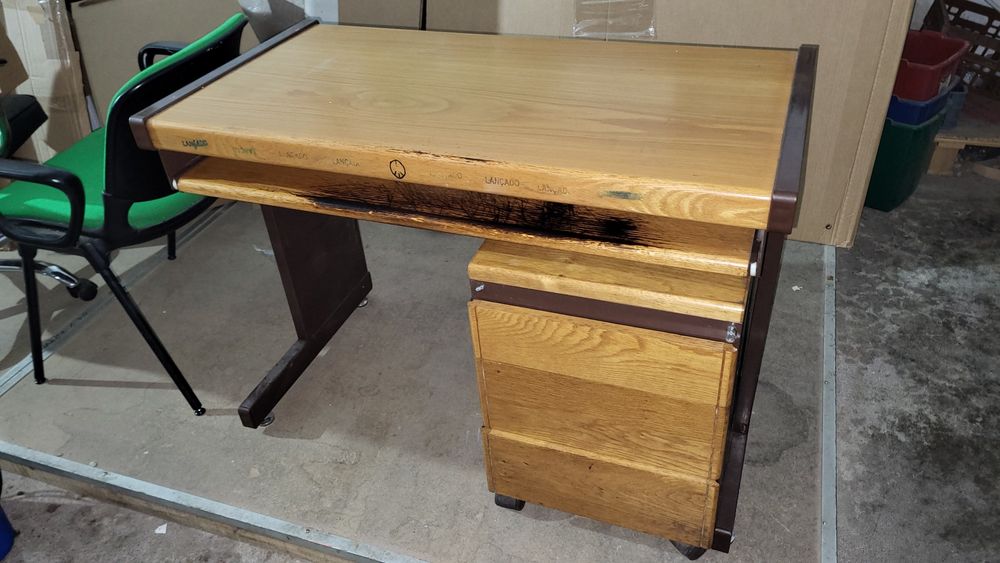 Secretaria de computador com cadeira