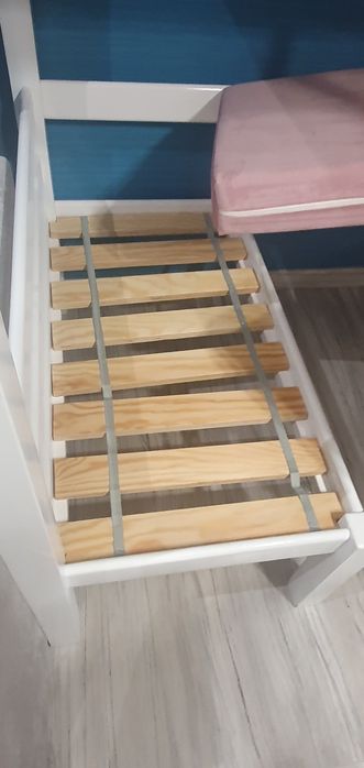 Łóżko piętrowe ze stolikiem