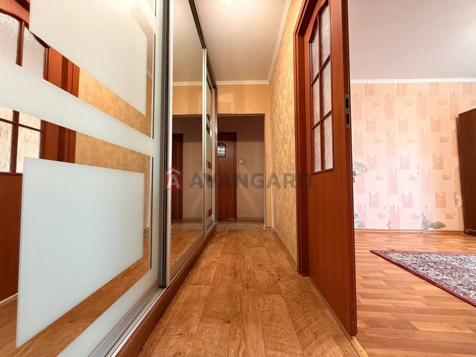 Продам 3 х.комнатную Тополь 3