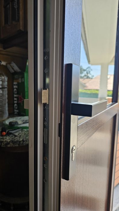 Porta em PVC branco e imitação madeira