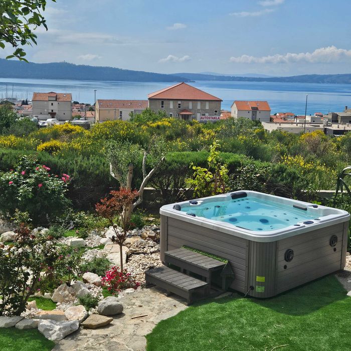 Chorwacja wakacje 26dom basen blisko Splitu widok jacuzzi nocleg morze