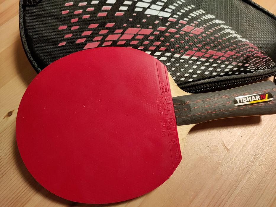 Rakietka Tibhar do ping ponga z sygnowanym pokrowcem + 2 piłeczki