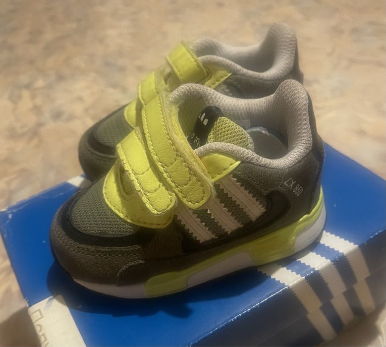Оригінальні кросівки adidas