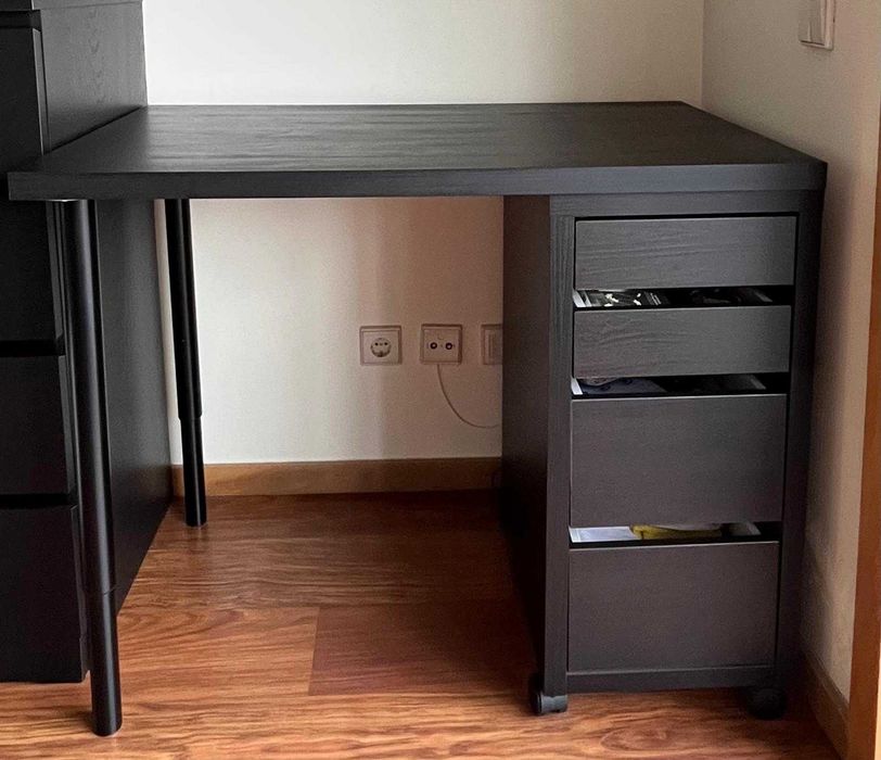 Secretária IKEA com gavetas