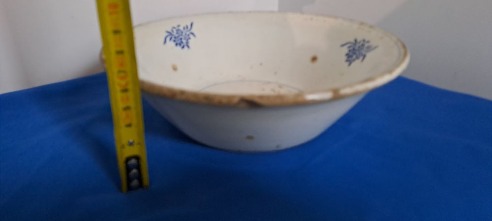 Saladeira muito antiga em faianca portuguesa