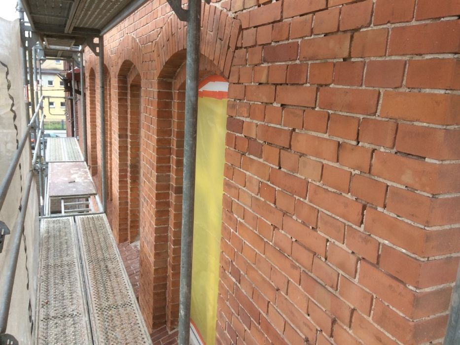 Piaskowanie i Sodowanie cegły klinkieru piaskowca elewacji ceglanej
