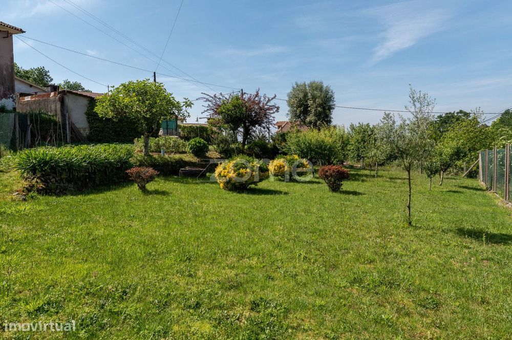 Moradia T2 térrea com 2 terrenos urbanos - Santa Maria da Feira