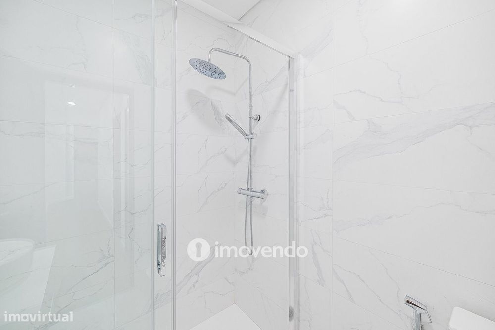 Apartamento T2 remodelado, com cozinha equipada, na Reboleira