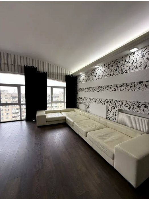 Продам 4кімнатну квартиру. 175кв.м.Центр.Власник