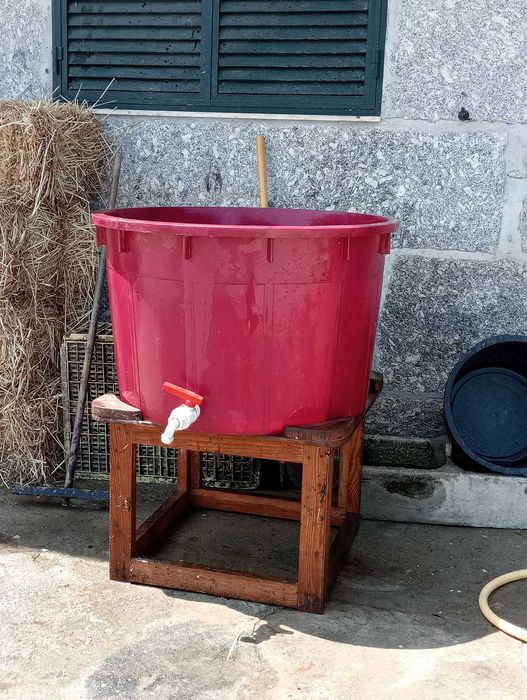 Vendo Dorna e mesa de madeira