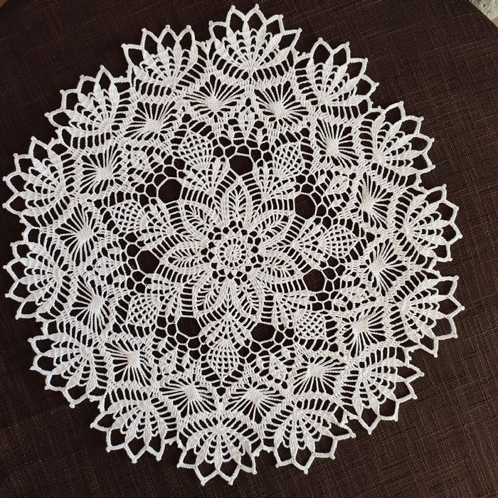 Serwetka szydełkowa biała 44 cm