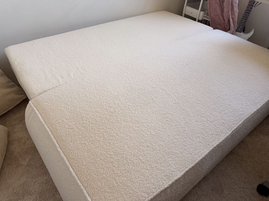 Sofa w IDEALNYM stanie BOUCLE z funkcja spania