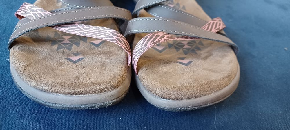 Sandały Skechers.