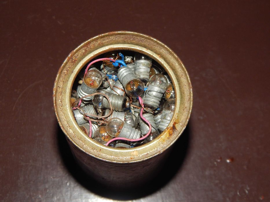 Лампочка лампа маленькая универсальная электрика освещения приборов