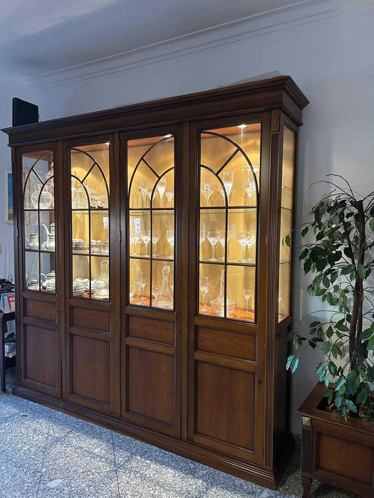 Cristaleira 4 portas em cerejeira clara e iluminada no interior