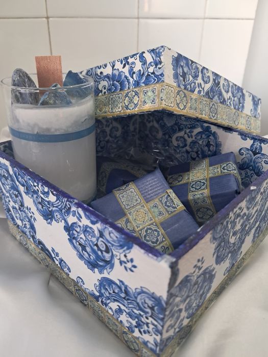 Um presente diferente. Caixa com sabonetes e vela artesanal ideal para