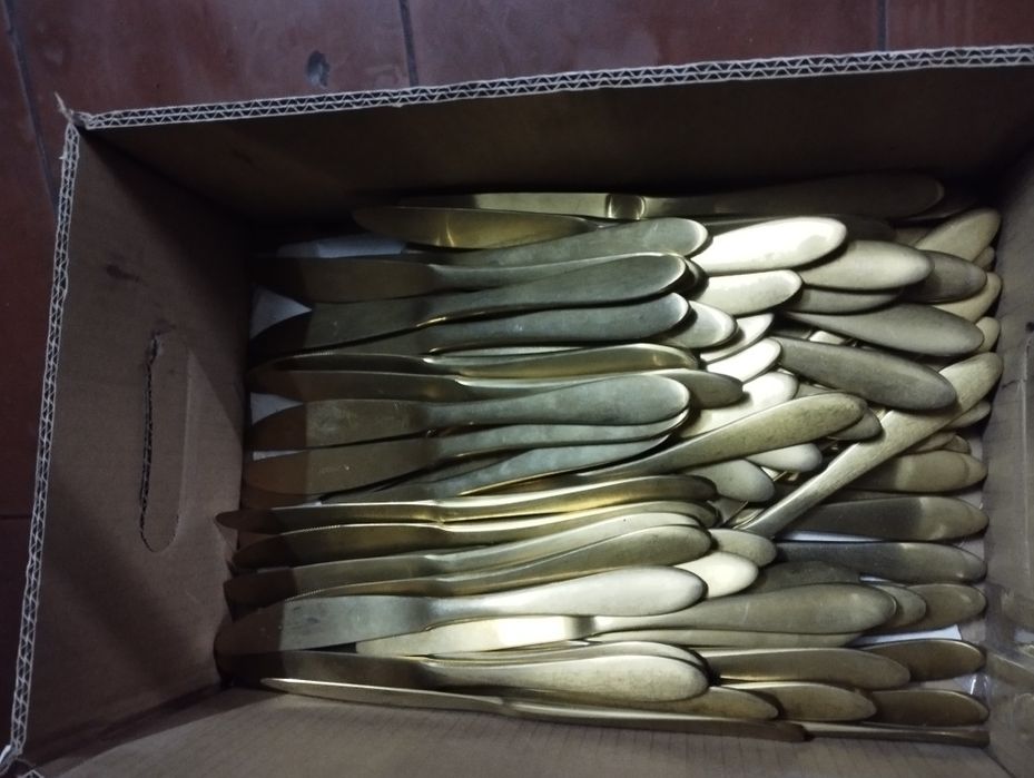 80 facas douradas