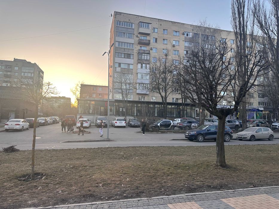 Оренда фасадного магазину Космонавтів поруч з АТБ
