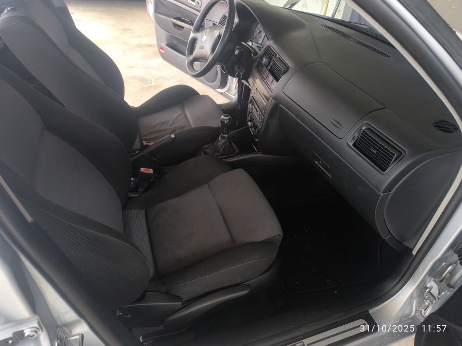 VW Golf 2001 Prata 1.4  16 válvula gasolina.