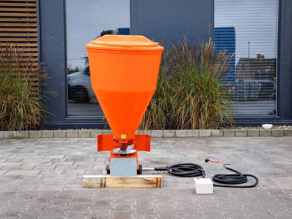 Piaskarko-solarka posypywarka 100 L 12 V na hak do auta quada