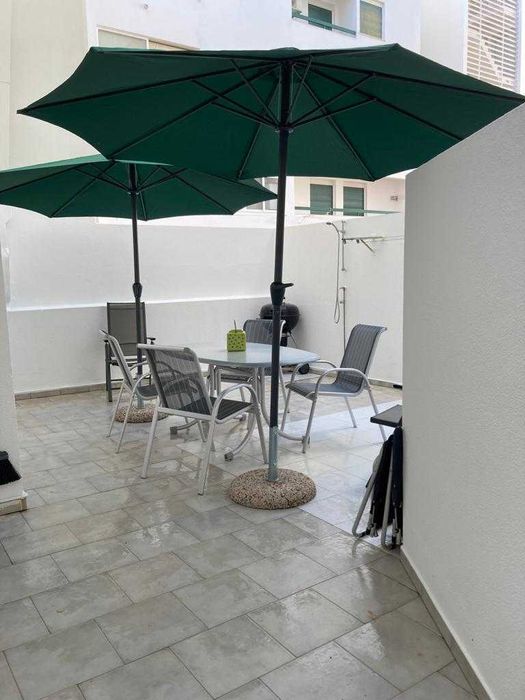 Junto à 1ª linha da praia T2. Terraço privado. A 2 passos da praia