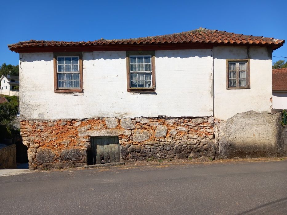 Moradia para restaurar com terreno