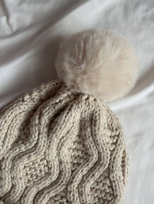 Zimowa czapka z pomponem next kremowa zlote nici NEXT
