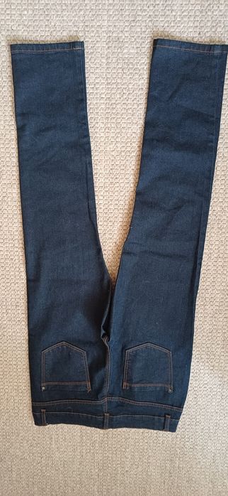 Джинси темно сині.