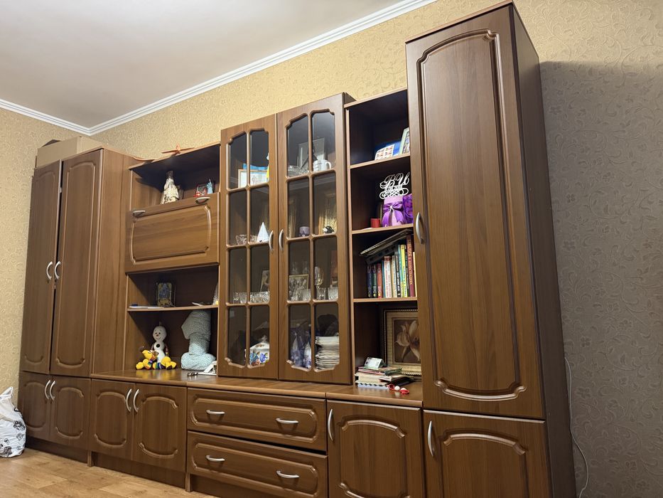 Велика багатошафова стінка