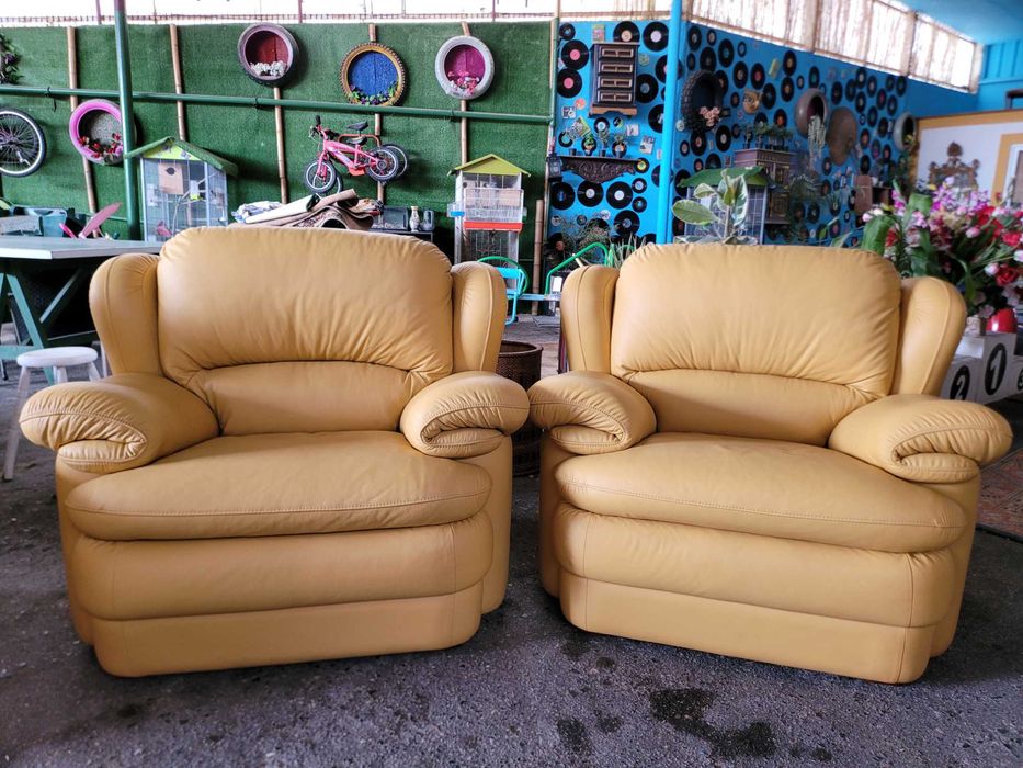 Sofás individuais em pele - Muito bom estado geral - Valor unitário