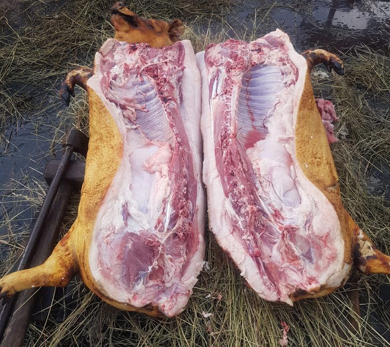 В продаже свинина тушками
