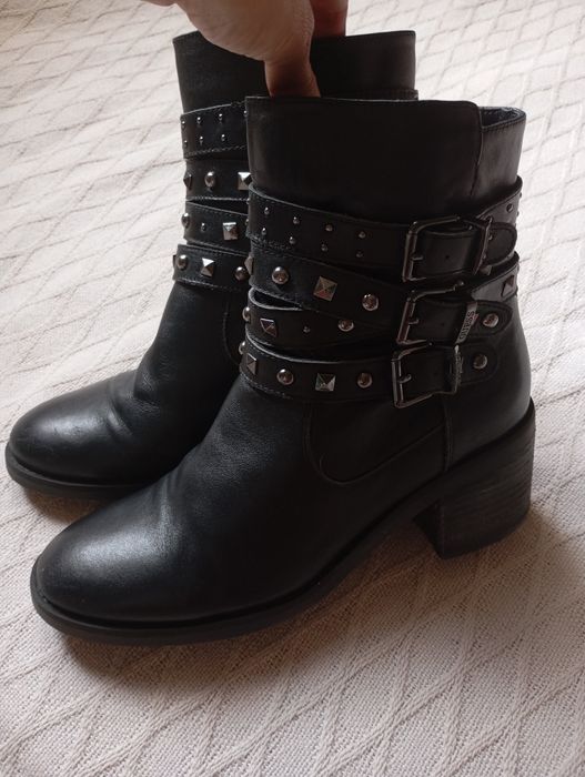 GUESS 41R czarne botki na słupku Colleen z ćwiekami 27cm wkładka