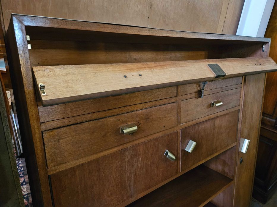 Móvel armeiro em madeira - Algumas marcas de uso
