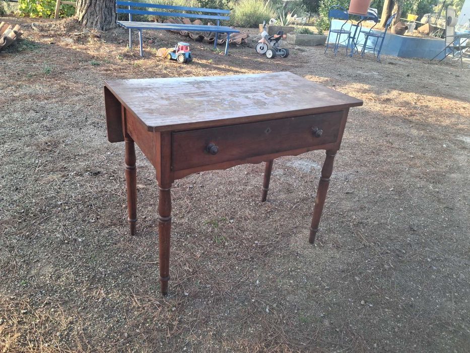Mesa de apoio ou cozinha  antiga