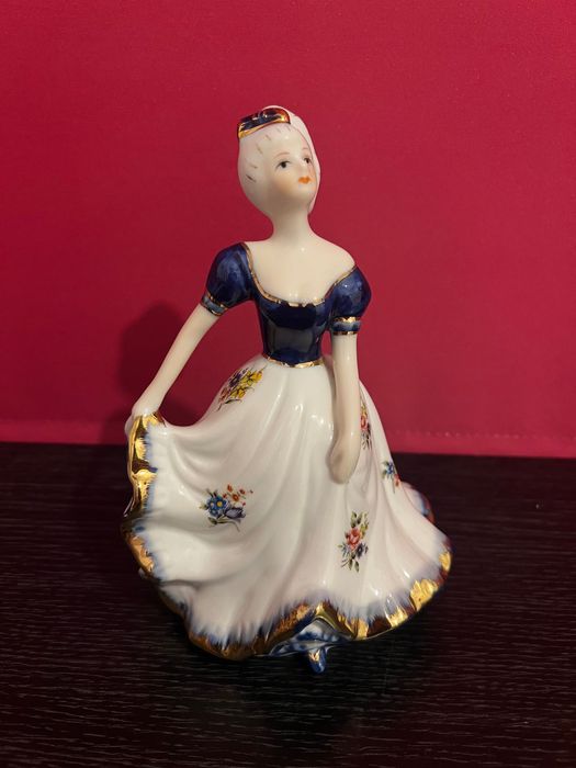 Статуетка дама….