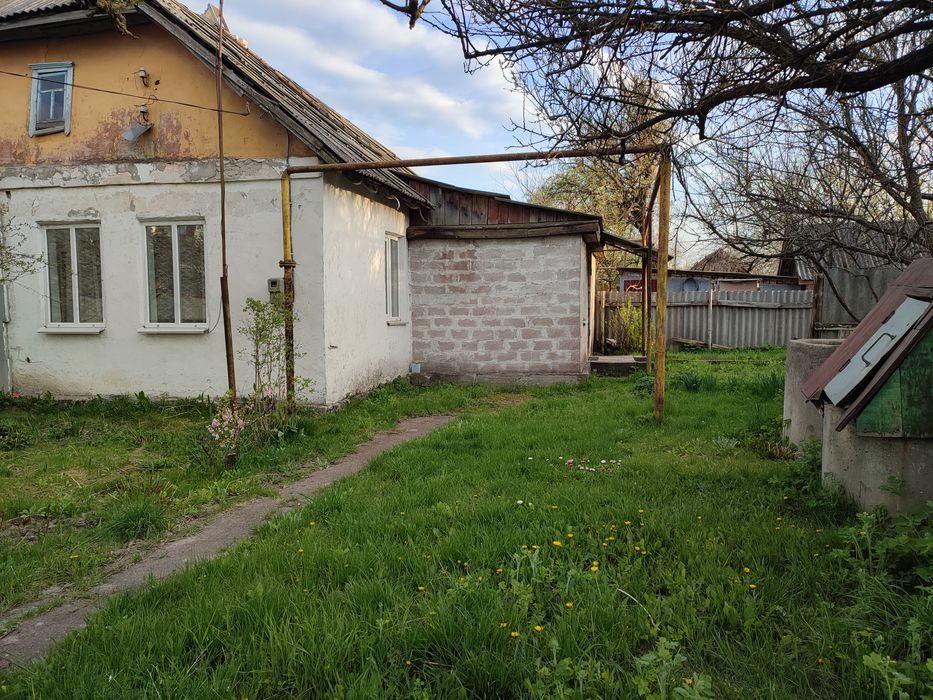 Продам півбудинку з ділянкою