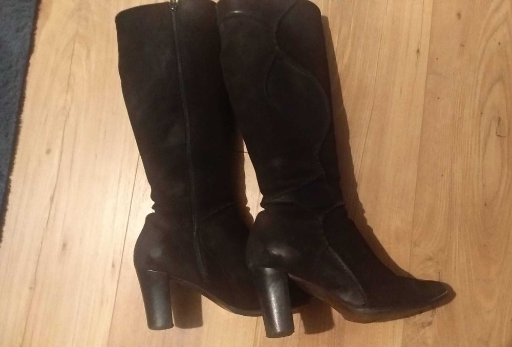 Zamszowe botki na obcasie 37