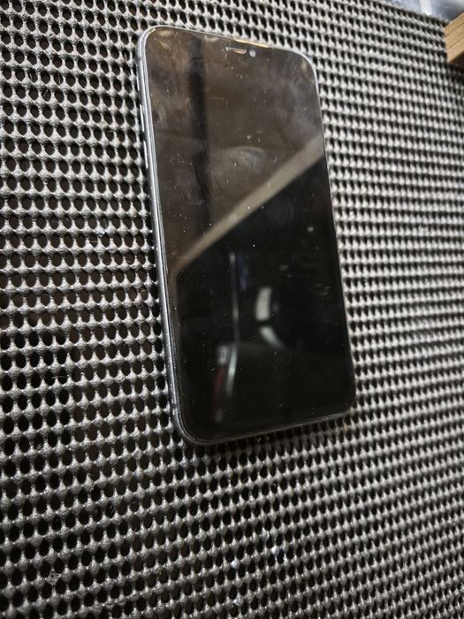 Iphone 11 usado com trincado atras, funciona em perfeito estado.