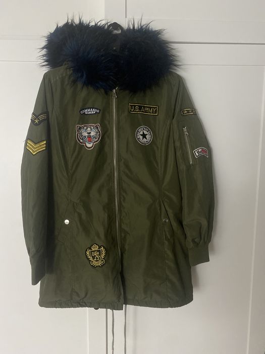 Zgniłozielona parka z naszywkami