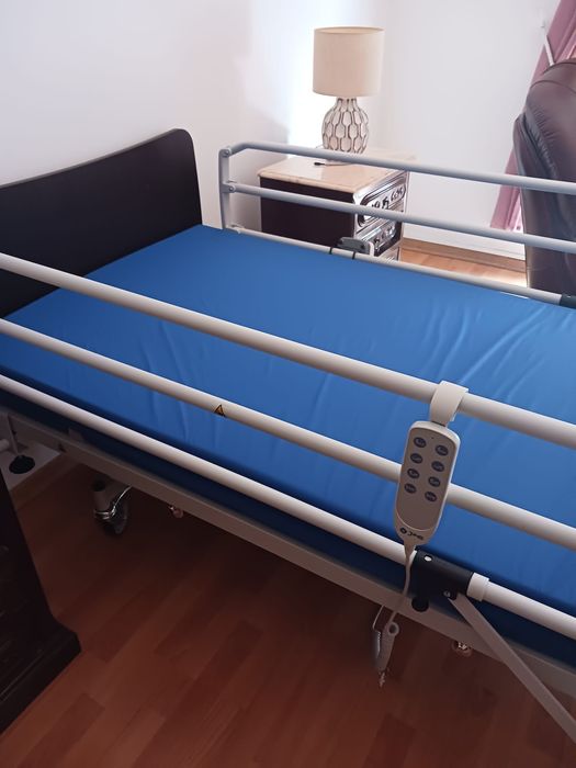 Cama Articulada Elétrica Médica / Hospitalar com Comando e Colchão Impermeável
