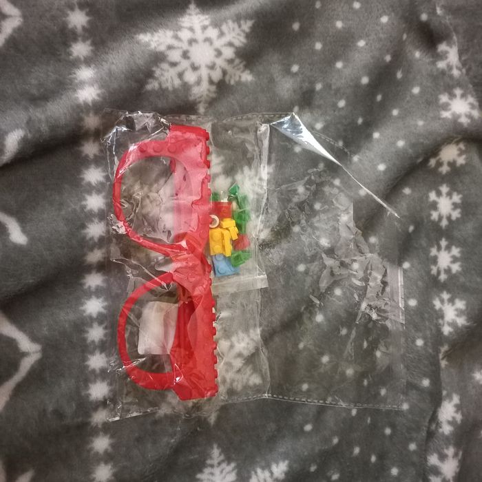 Okulary z lego z dodatkowymi częściami.