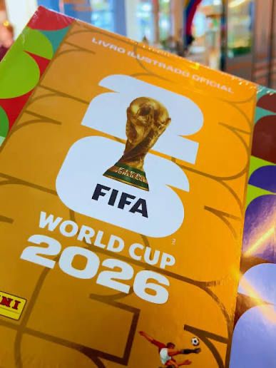 Caderneta/Álbum oficial da Copa do Mundo FIFA 2026 em versão especial de capa dura dourada, lacrado.