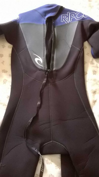 fato de neoprene para surf
