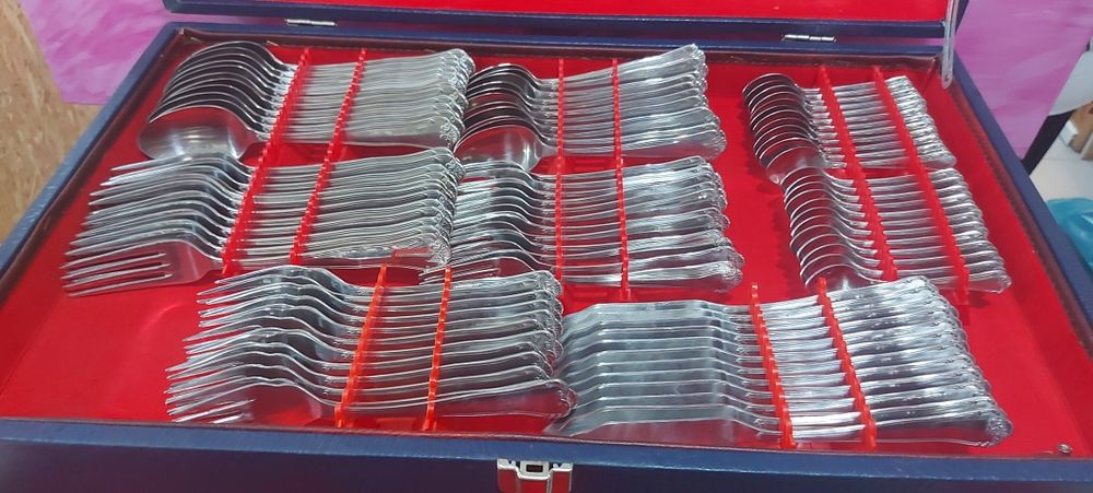 Faqueiro de 130 peças com caixa novo